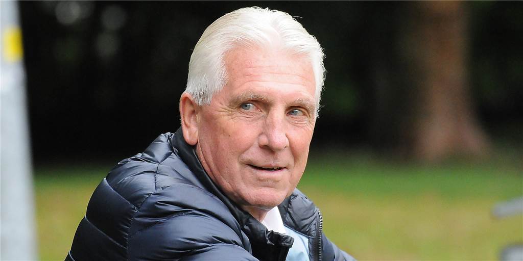 Schalke-Legende Klaus Fischer über die Erin-Kampfbahn: „Der Rasen ist sichtlich sehr alt“ Schalke-Legende Klaus Fischer über die Erin-Kampfbahn: „Der Rasen ist sichtlich sehr alt“