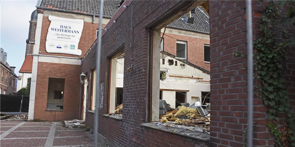 Bagger fressen sich Stück für Stück durch die Fassade von Haus Westermann Bagger fressen sich Stück für Stück durch die Fassade von Haus Westermann