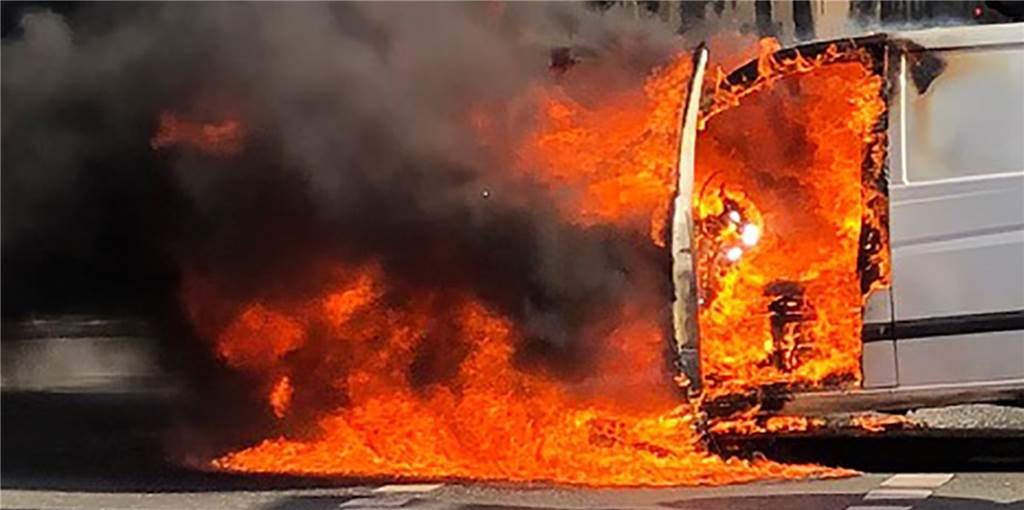 Hermes-Wagen geht in Flammen auf - Wer bezahlt die zerstörten Pakete? Hermes-Wagen geht in Flammen auf - Wer bezahlt die zerstörten Pakete?
