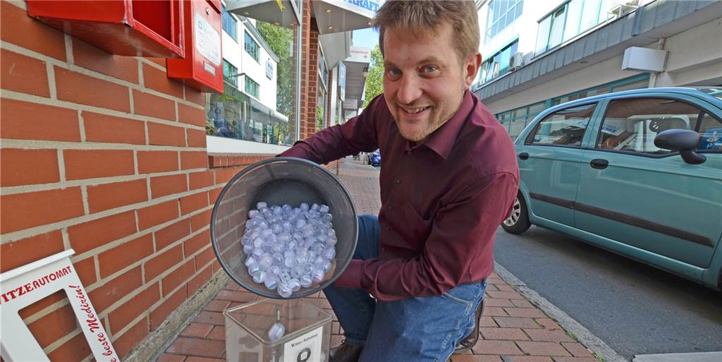 Witze-Automat macht bundesweit Schlagzeilen – Vandalen treten Automaten von der Wand