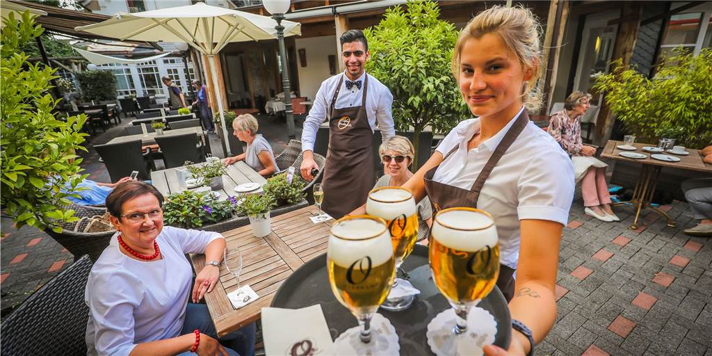 Dieser Biergarten ist eine Gartenterasse und besticht mit Westfälischer Küche Dieser Biergarten ist eine Gartenterasse und besticht mit Westfälischer Küche