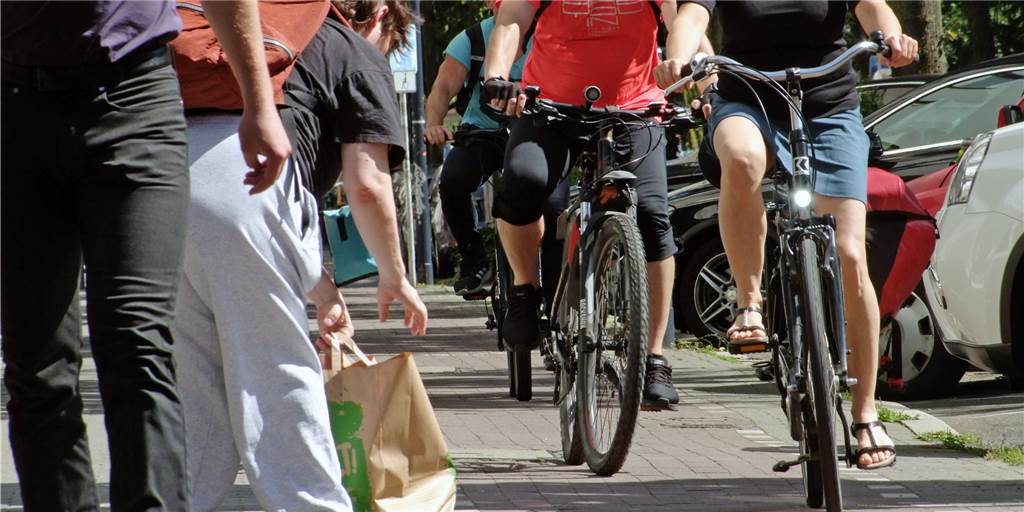 Jeder gegen jeden - hier kommen sich Radfahrer, Autofahrer und Fußgänger in die Quere Jeder gegen jeden - hier kommen sich Radfahrer, Autofahrer und Fußgänger in die Quere