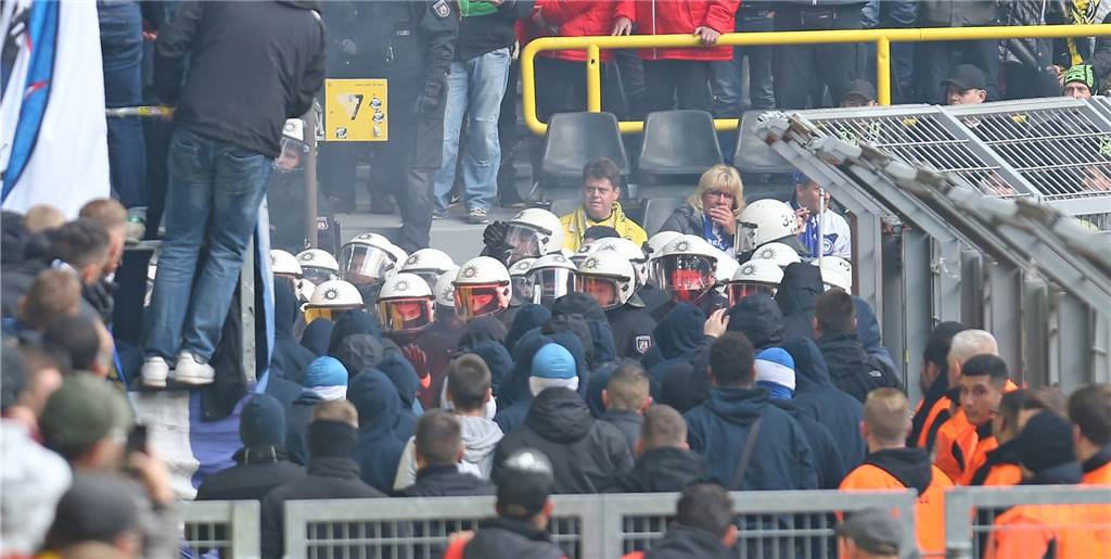 Nach Randale in Dortmund: Bundesweites Stadionverbot für 46 Hertha-Fans Nach Randale in Dortmund: Bundesweites Stadionverbot für 46 Hertha-Fans