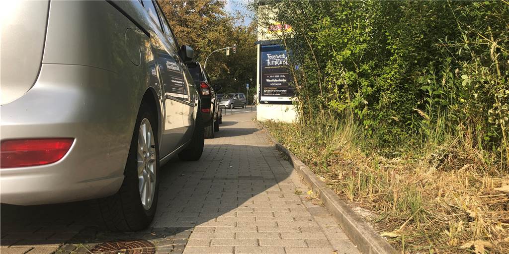 An dieser Straße wird es für Fußgänger gefährlich eng - die Hilfe der Stadt überrascht An dieser Straße wird es für Fußgänger gefährlich eng - die Hilfe der Stadt überrascht