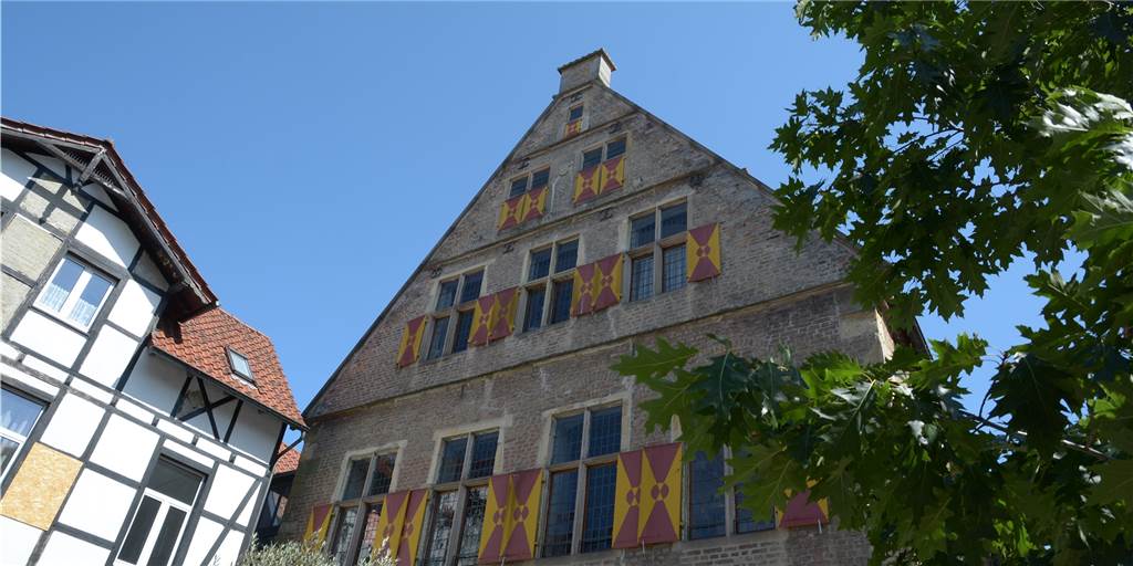Bis hier hin - und keinen Schritt weiter! Warum die Rückseite des Rathauses so wichtig ist Bis hier hin - und keinen Schritt weiter! Warum die Rückseite des Rathauses so wichtig ist