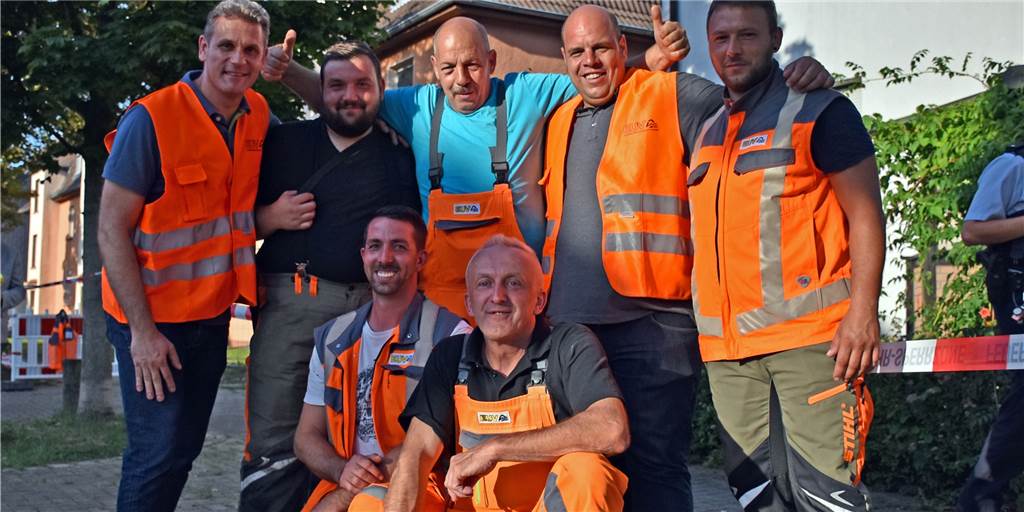 „Ich hab die Schlange!“ EUV-Mitarbeiter Andreas Wilczek (52) und sein Kobra-Fund „Ich hab die Schlange!“ EUV-Mitarbeiter Andreas Wilczek (52) und sein Kobra-Fund