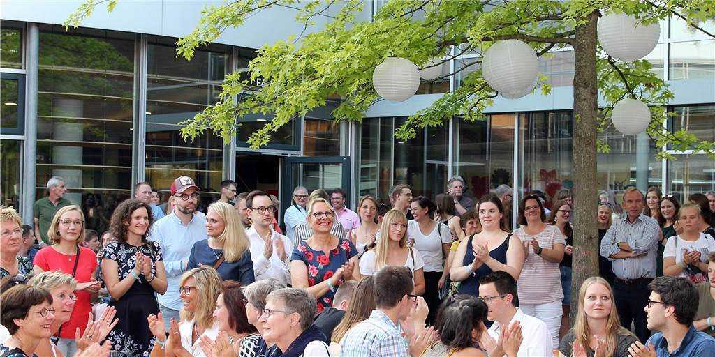 400 Besucher schwelgen in Erinnerungen: So war das erste Ehemaligentreffen der JCS 400 Besucher schwelgen in Erinnerungen: So war das erste Ehemaligentreffen der JCS