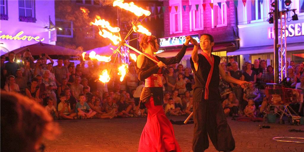 Fotos vom Straßenfestival de luxe - und dann kam der Gewitterregen...