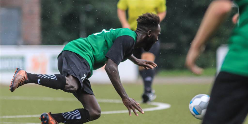 Die besten Bilder des Wochenendes: Es wird auf den Fußballplätzen geflogen, gefoult und gefeiert Die besten Bilder des Wochenendes: Es wird auf den Fußballplätzen geflogen, gefoult und gefeiert