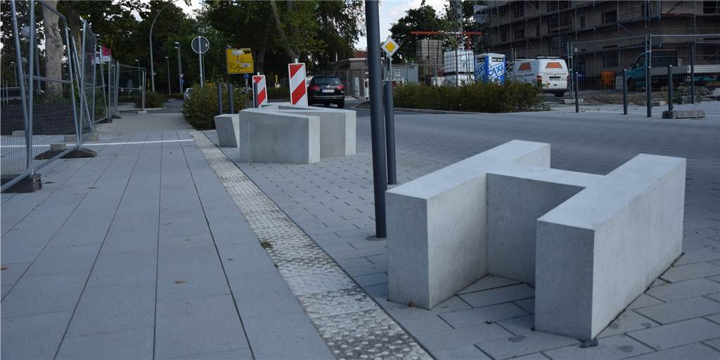 Welche Bedeutung haben die Beton-Buchstaben vor dem Jugendzentrum Sunshine? Welche Bedeutung haben die Beton-Buchstaben vor dem Jugendzentrum Sunshine?