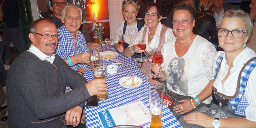 Viele Fotos: Mit Dirndl und Lederhosen im Klostergarten Viele Fotos: Mit Dirndl und Lederhosen im Klostergarten