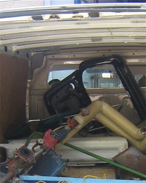 Schrottsammler mit Schrottfahzeug unterwegs - Bauschaum hielt den Transporter zusammen Schrottsammler mit Schrottfahzeug unterwegs - Bauschaum hielt den Transporter zusammen