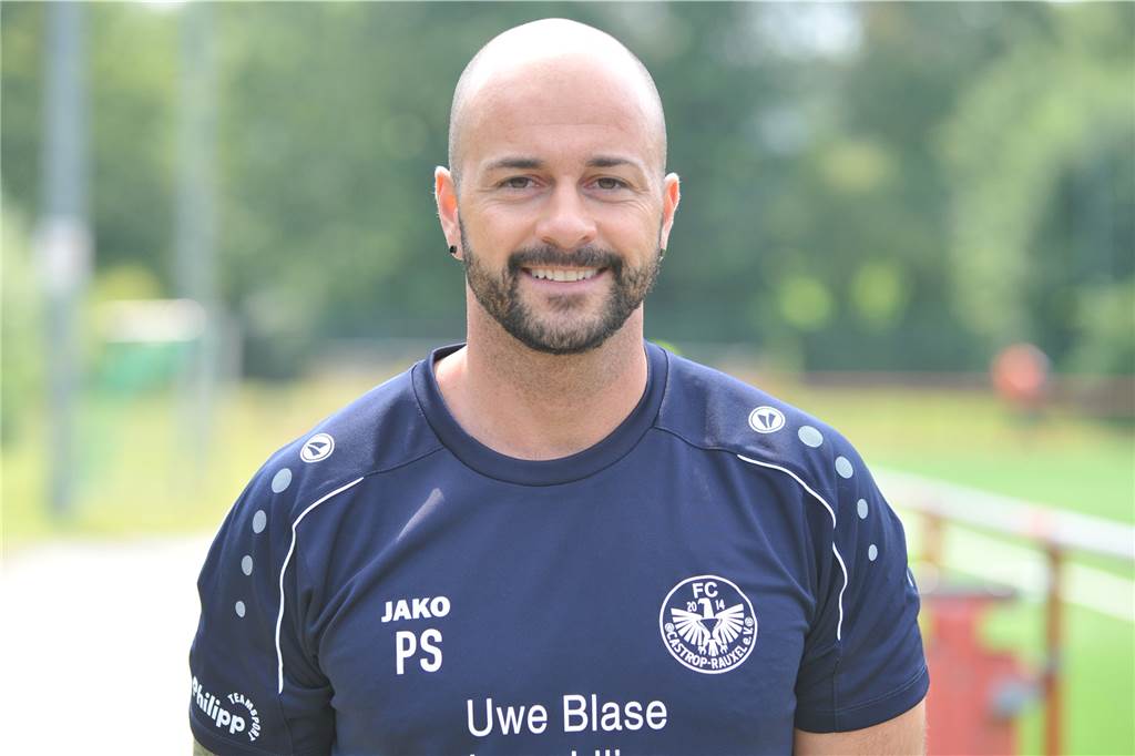 VfB-Trainer steht bei Spielabbruch auf dem Platz VfB-Trainer steht bei Spielabbruch auf dem Platz