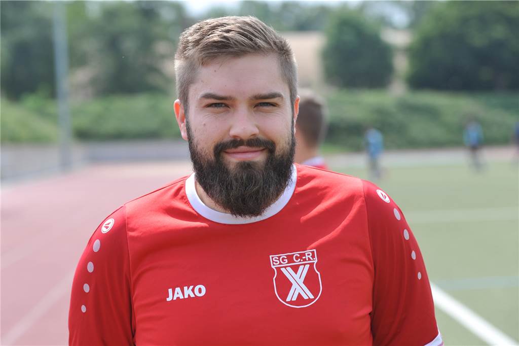 VfB-Trainer steht bei Spielabbruch auf dem Platz VfB-Trainer steht bei Spielabbruch auf dem Platz