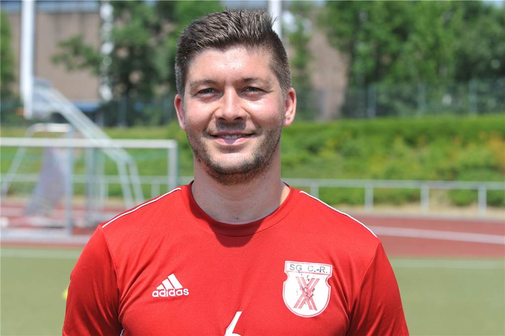 VfB-Trainer steht bei Spielabbruch auf dem Platz VfB-Trainer steht bei Spielabbruch auf dem Platz