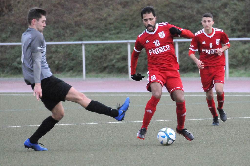 VfB-Trainer steht bei Spielabbruch auf dem Platz VfB-Trainer steht bei Spielabbruch auf dem Platz