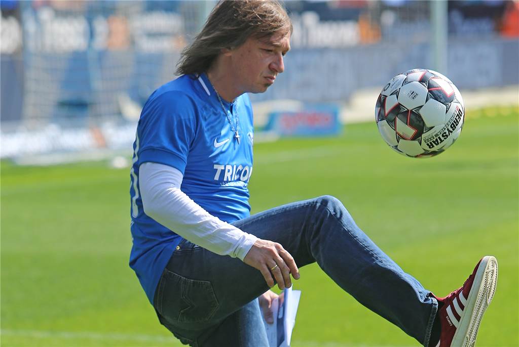 VfB-Trainer steht bei Spielabbruch auf dem Platz VfB-Trainer steht bei Spielabbruch auf dem Platz