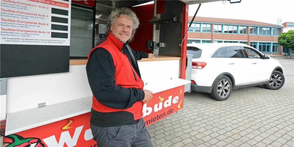 Weltrekordversuch an der Gesamtschule: 1000 Portionen Currywurst in Windeseile und für lau Weltrekordversuch an der Gesamtschule: 1000 Portionen Currywurst in Windeseile und für lau