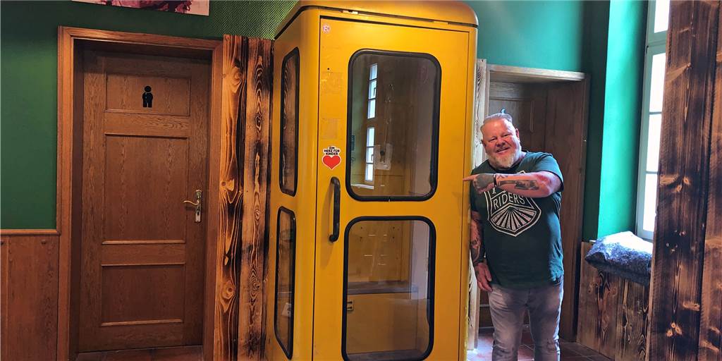 Kay Fräder und die Telefonzelle – wir zeigen erste Fotos aus „Friedchens Bahnhof“ Kay Fräder und die Telefonzelle – wir zeigen erste Fotos aus „Friedchens Bahnhof“
