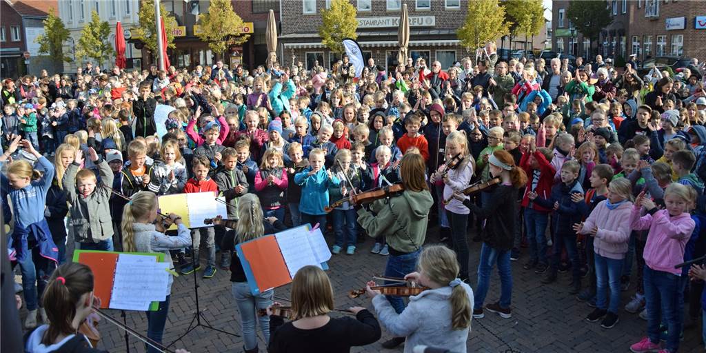 Wie 1000 Kinder auf dem Olfener Marktplatz ein Zeichen für Toleranz setzen Wie 1000 Kinder auf dem Olfener Marktplatz ein Zeichen für Toleranz setzen