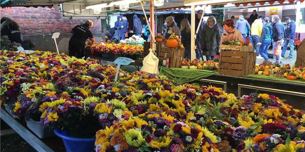 Beim Erler Bauernmarkt ließen sich die Besucher vom Regen nicht abschrecken Beim Erler Bauernmarkt ließen sich die Besucher vom Regen nicht abschrecken