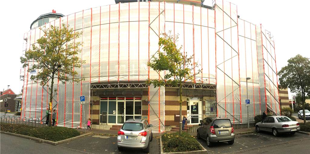 Warum das Gebäude der Sparkasse Vest in Dorsten mit riesigen Planen verhängt ist Warum das Gebäude der Sparkasse Vest in Dorsten mit riesigen Planen verhängt ist