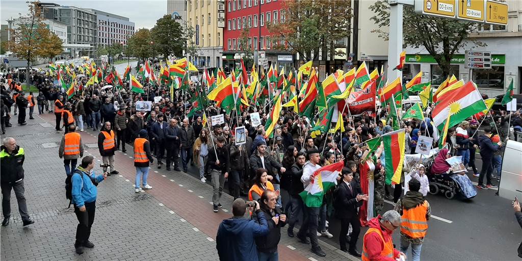 Knapp 1000 Kurden demonstrieren gegen türkischen Einmarsch – Dortmunder Wall war dicht Knapp 1000 Kurden demonstrieren gegen türkischen Einmarsch – Dortmunder Wall war dicht