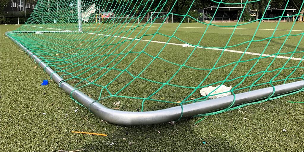Das Gelände des FC Merkur 07 wird abgeschlossen – obwohl das eigentlich nicht erlaubt ist Das Gelände des FC Merkur 07 wird abgeschlossen – obwohl das eigentlich nicht erlaubt ist