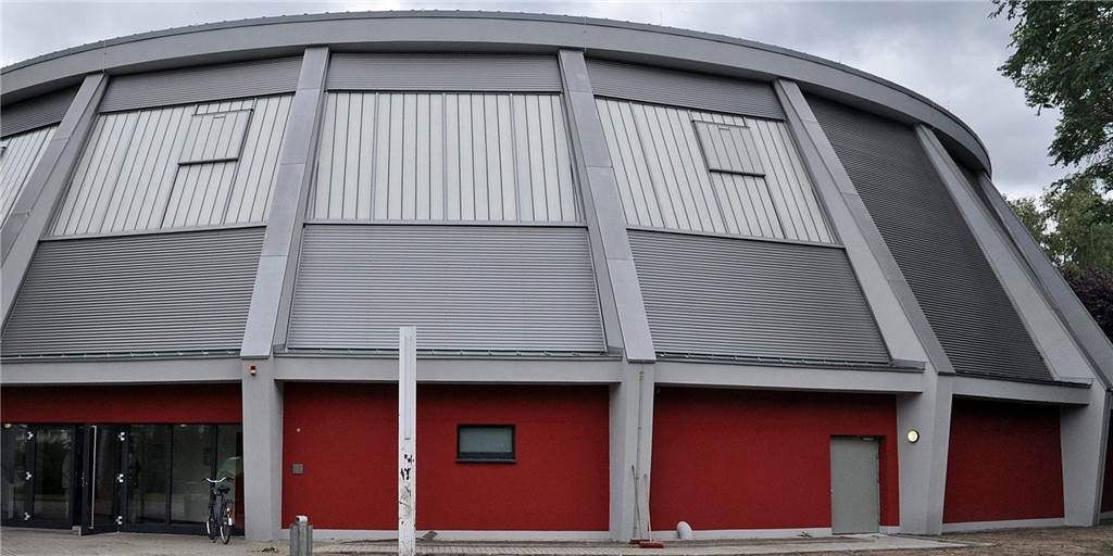 Die Stadt reagiert auf den Parkplatz-Ärger: „Das Parken an der Halle ist verkehrswidrig“ Die Stadt reagiert auf den Parkplatz-Ärger: „Das Parken an der Halle ist verkehrswidrig“