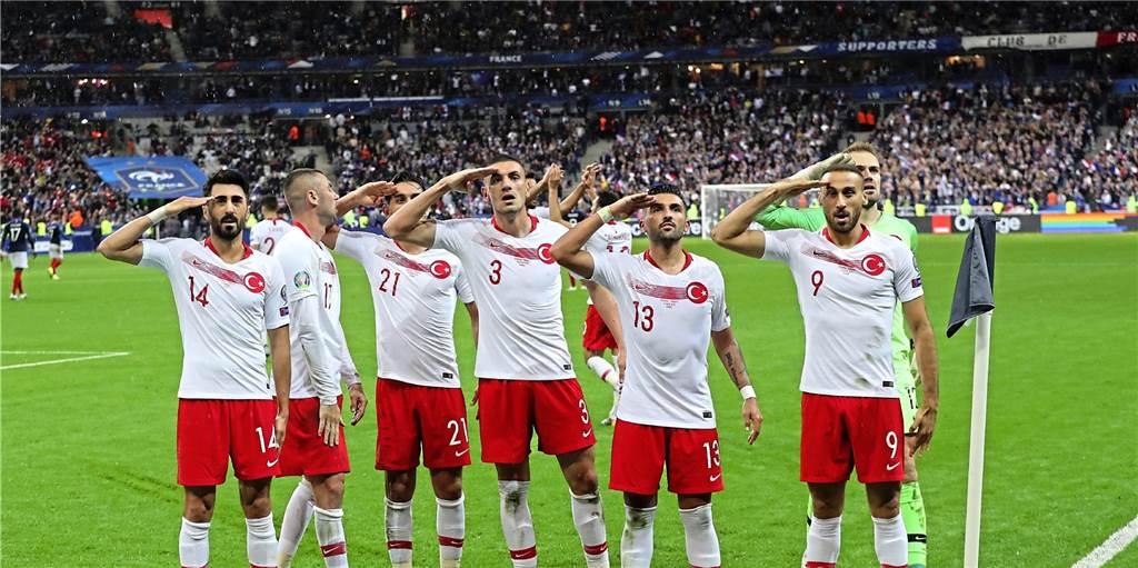 So reagieren Dortmunds Vereine zum Militärgruß: „Hier soll Sport gemacht werden, keine Politik!“ So reagieren Dortmunds Vereine zum Militärgruß: „Hier soll Sport gemacht werden, keine Politik!“