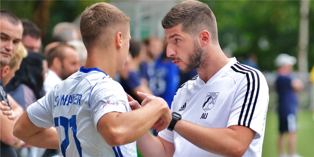 Obercastroper Spieler drängen ihren Trainer zu einer Einwechselung Obercastroper Spieler drängen ihren Trainer zu einer Einwechselung
