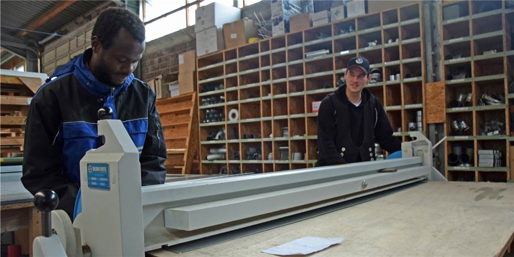 Flüchtlinge in Handwerksbetrieben: Ein Problem erschwert die Arbeit häufig Flüchtlinge in Handwerksbetrieben: Ein Problem erschwert die Arbeit häufig