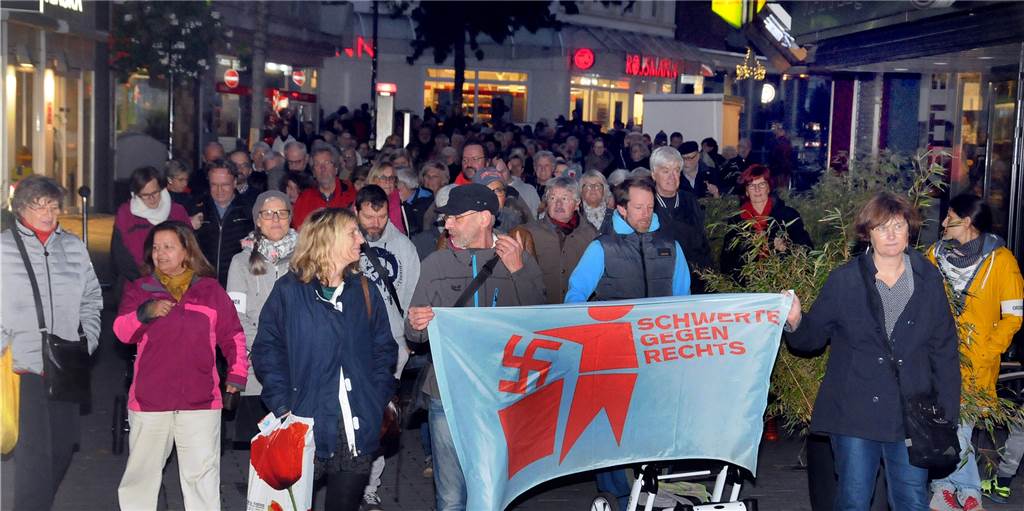 Demonstration in der Fußgängerzone von Schwerte setzt starkes Zeichen gegen rechte Gewalt Demonstration in der Fußgängerzone von Schwerte setzt starkes Zeichen gegen rechte Gewalt