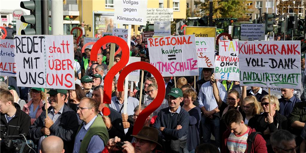 Traktorkolonnen rollen durch das Münsterland zum Protest nach Bonn und Münster Traktorkolonnen rollen durch das Münsterland zum Protest nach Bonn und Münster