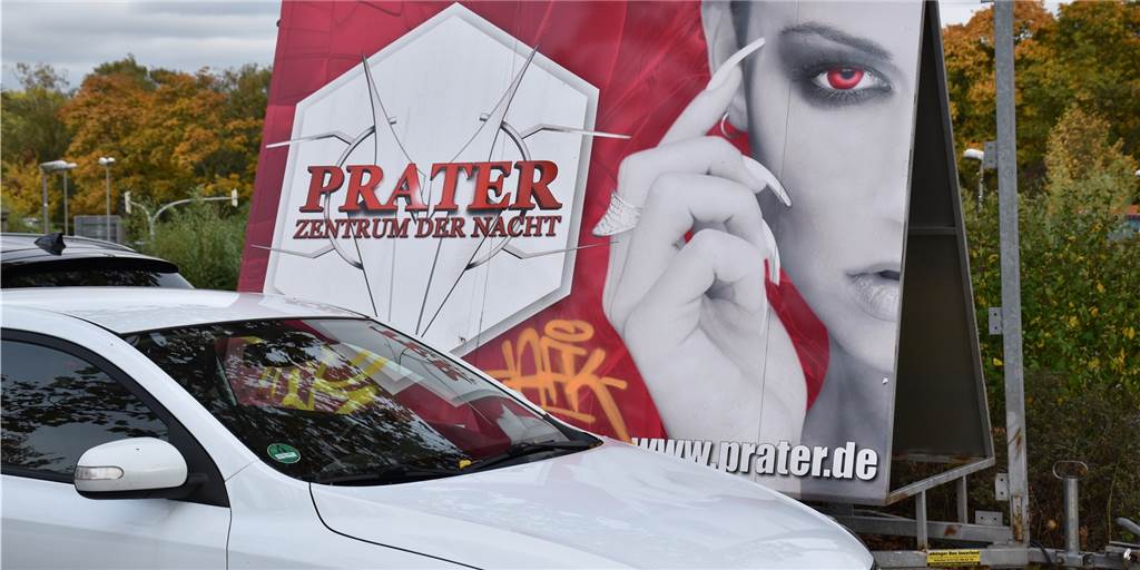 Werbeanhänger blockieren Stellplätze auf Park-and-Ride-Parkplatz am Hauptfriedhof Werbeanhänger blockieren Stellplätze auf Park-and-Ride-Parkplatz am Hauptfriedhof