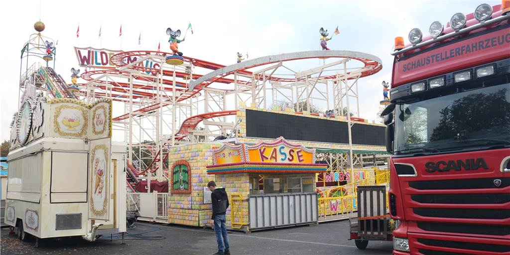 Simjü-Karussell: So entsteht die Achterbahn Wilde Maus, das größte Fahrgeschäft der Kirmes Simjü-Karussell: So entsteht die Achterbahn Wilde Maus, das größte Fahrgeschäft der Kirmes