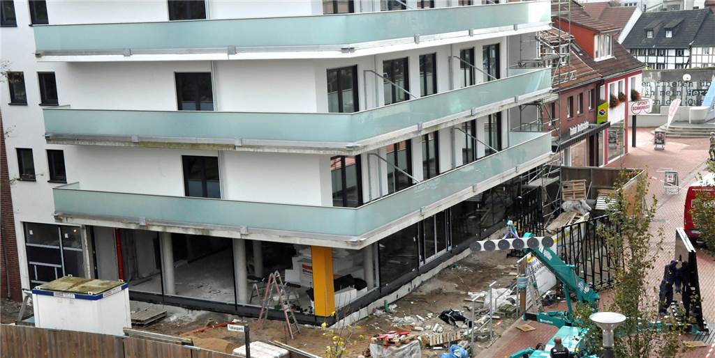 „Scheibchenweise“: Ladenlokal im Neubau am Tobiaspark bekommt jetzt seine Fenster „Scheibchenweise“: Ladenlokal im Neubau am Tobiaspark bekommt jetzt seine Fenster