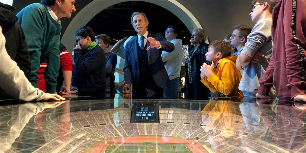 Warum Christoph Daum die Regensburger Domspatzen durch das Deutsche Fußballmuseum führte Warum Christoph Daum die Regensburger Domspatzen durch das Deutsche Fußballmuseum führte
