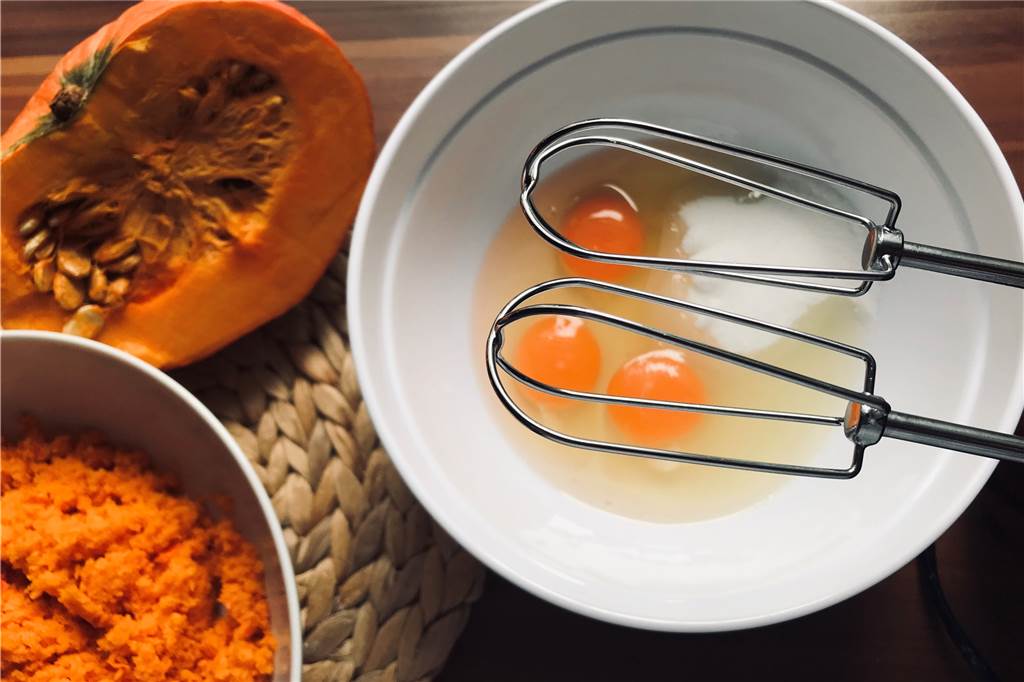 Herbstlicher Kürbis-Mandel-Kuchen kommt ganz ohne Mehl aus