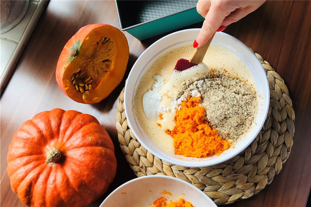 Herbstlicher Kürbis-Mandel-Kuchen kommt ganz ohne Mehl aus