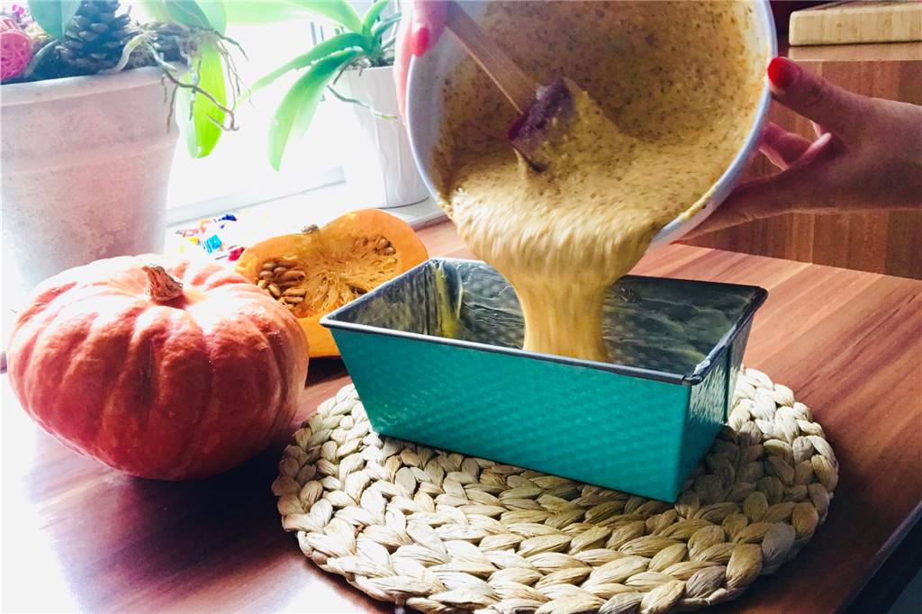 Herbstlicher Kürbis-Mandel-Kuchen kommt ganz ohne Mehl aus