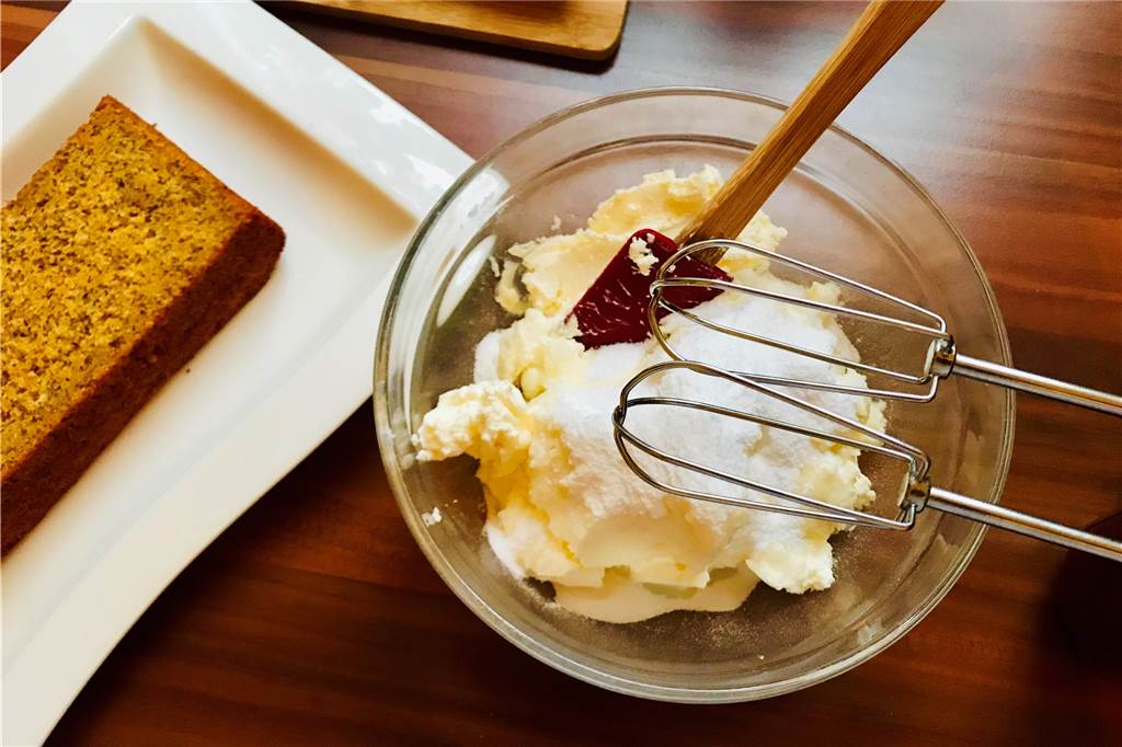 Herbstlicher Kürbis-Mandel-Kuchen kommt ganz ohne Mehl aus