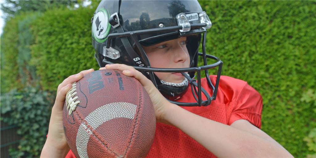Ole Hoffmann (12) ist bei den Herne Black Barons der wichtigste Footballer auf dem Feld Ole Hoffmann (12) ist bei den Herne Black Barons der wichtigste Footballer auf dem Feld