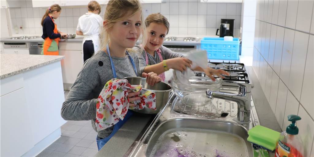 Kinder-Koch-Klub mit Frischkorn-Müsli, Rührei mit Paprika und einem Quadrat auf dem Boden Kinder-Koch-Klub mit Frischkorn-Müsli, Rührei mit Paprika und einem Quadrat auf dem Boden