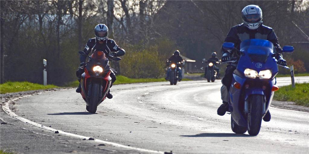 Anwohner-Ärger über Motorradlärm: Diese Strafen drohen bei zu lauten Motorrädern Anwohner-Ärger über Motorradlärm: Diese Strafen drohen bei zu lauten Motorrädern