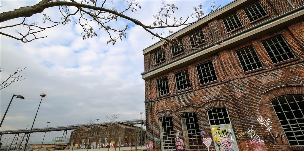 Hochofen-Investor stimmt die Bürger in Hörde auf seine Pläne für das Schalthaus ein Hochofen-Investor stimmt die Bürger in Hörde auf seine Pläne für das Schalthaus ein