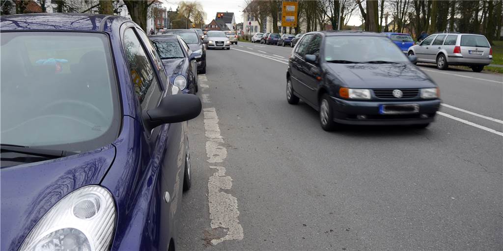 Parken zu Simjü: Ordnungsamt verteilt 102 Knöllchen Parken zu Simjü: Ordnungsamt verteilt 102 Knöllchen