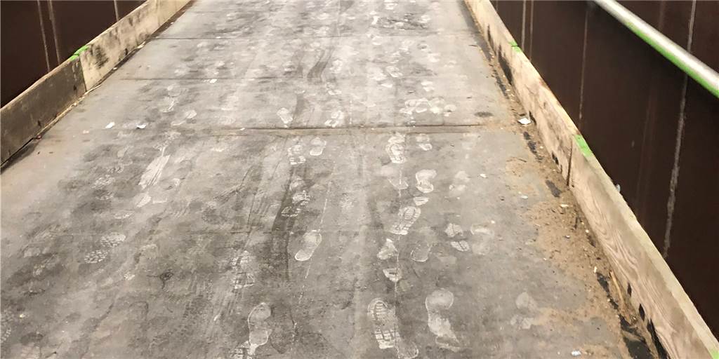Glätte und Sturz auf Behelfsbrücke am Bahnhof - trotz Frost wurde nicht gestreut Glätte und Sturz auf Behelfsbrücke am Bahnhof - trotz Frost wurde nicht gestreut
