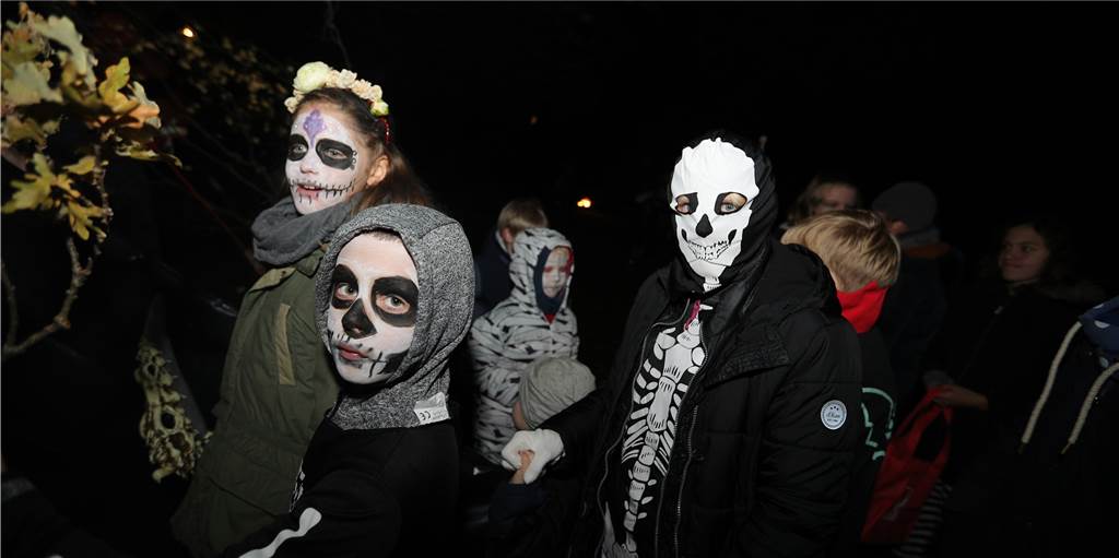 Grusel und Nervenkitzel für die ganze Familie: So war das erste Capelloween im Dorfpark