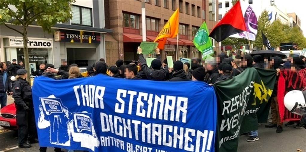 Mitten in der Innenstadt von Dortmund: Hunderte demonstrieren gegen Thor-Steinar-Laden Mitten in der Innenstadt von Dortmund: Hunderte demonstrieren gegen Thor-Steinar-Laden